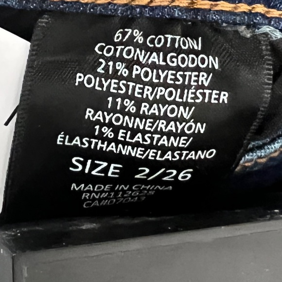 Tahari Classic Mid rise soft skinny jean. New with tag - Picture 5 of 5